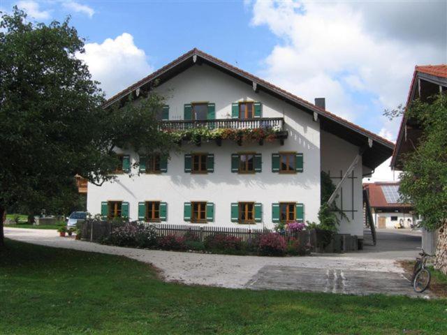 - un grand bâtiment blanc avec un balcon dans l'établissement Zaissererhof, à Brannenburg