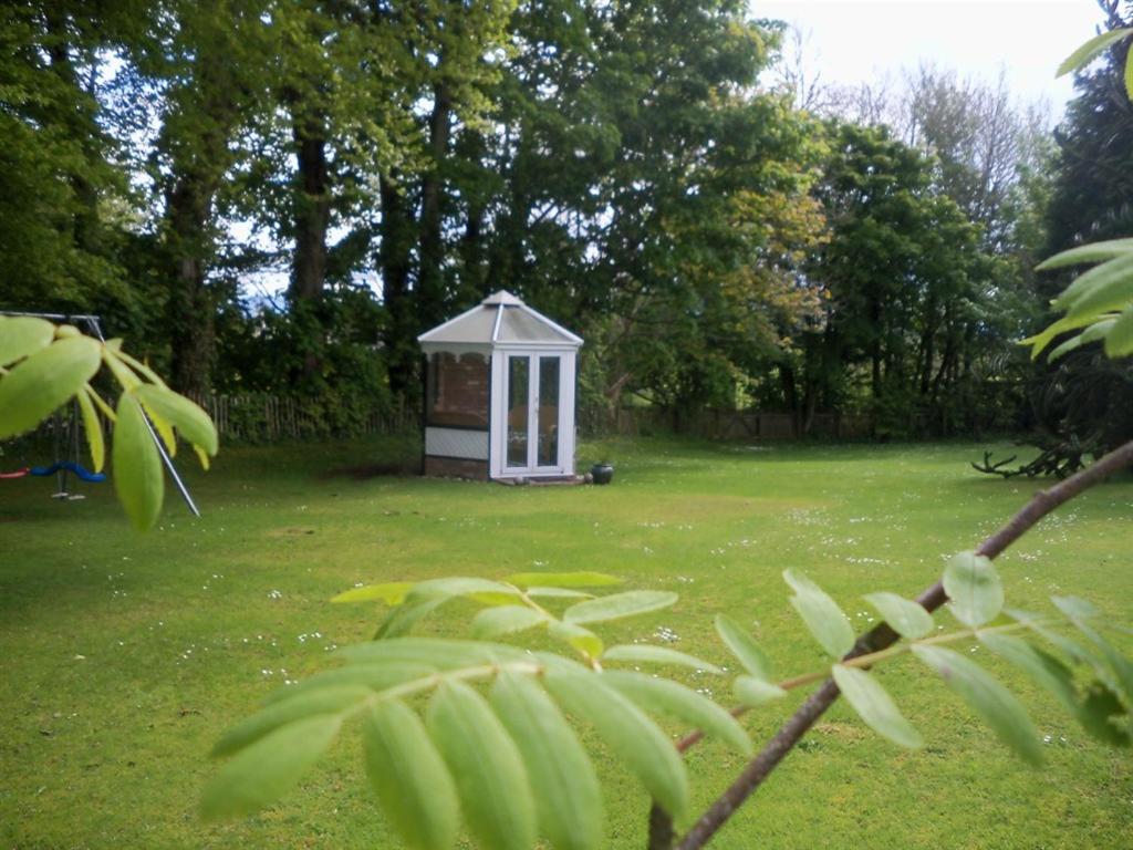 un piccolo gazebo in mezzo a un cortile di Lisnafillan Lodge a Ballymena