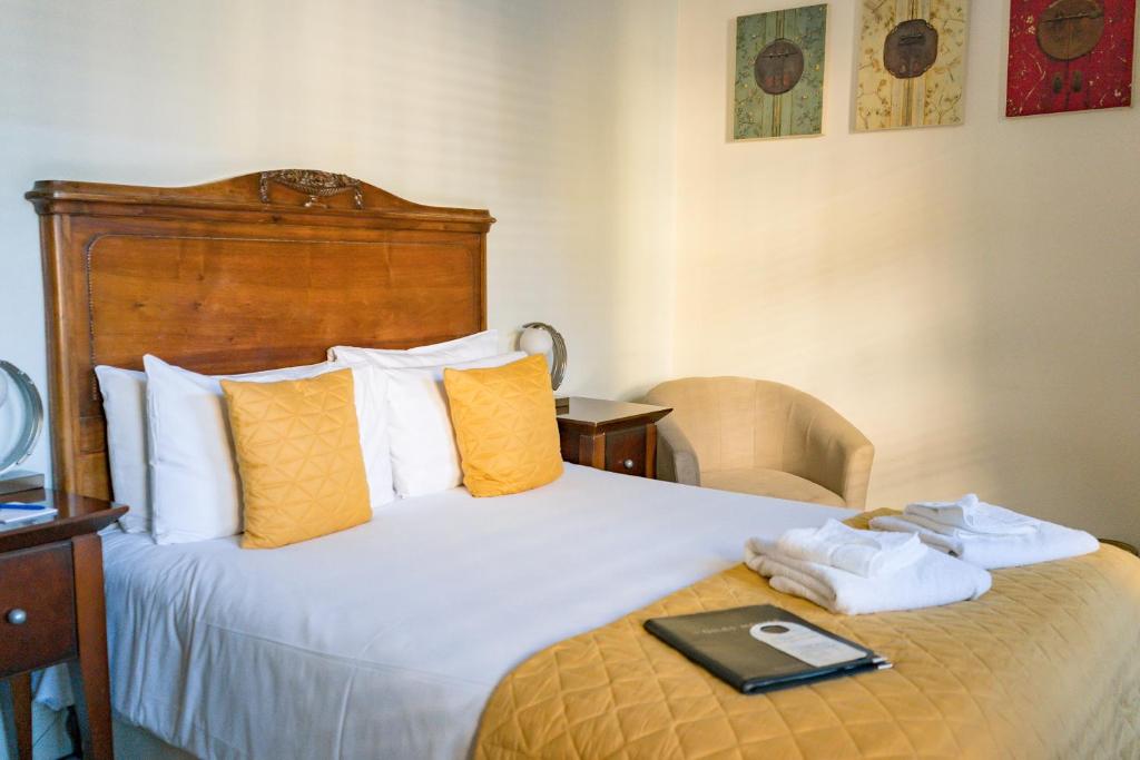 St Giles House - Resim 37