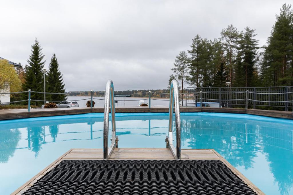Bazén v ubytování Aateli Lakeside Chalets - former Vuokatti Suites nebo v jeho okolí