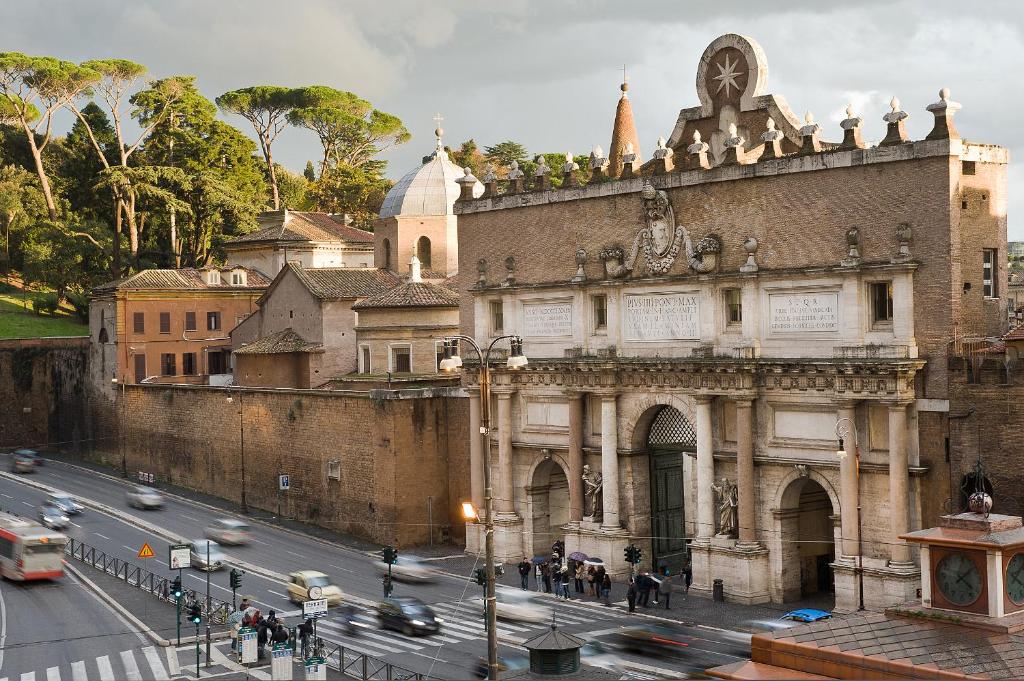 ローマにあるカーサ モンターニの目の前の通りを望む建物