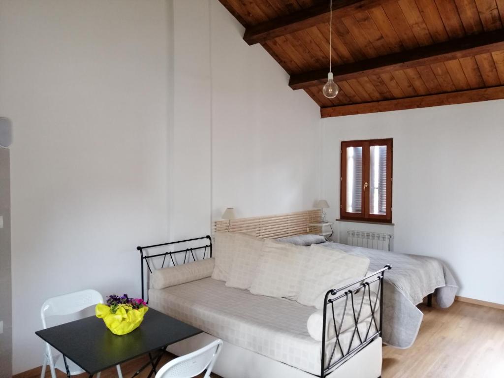 een slaapkamer met een bed en een tafel en stoelen bij Elisa affittacamere in Foligno
