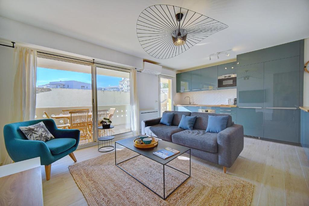 - un salon avec un canapé et une table dans l'établissement IMMOGROOM- Renovated- Large terrace- AC- Shops- Parking, à Cannes