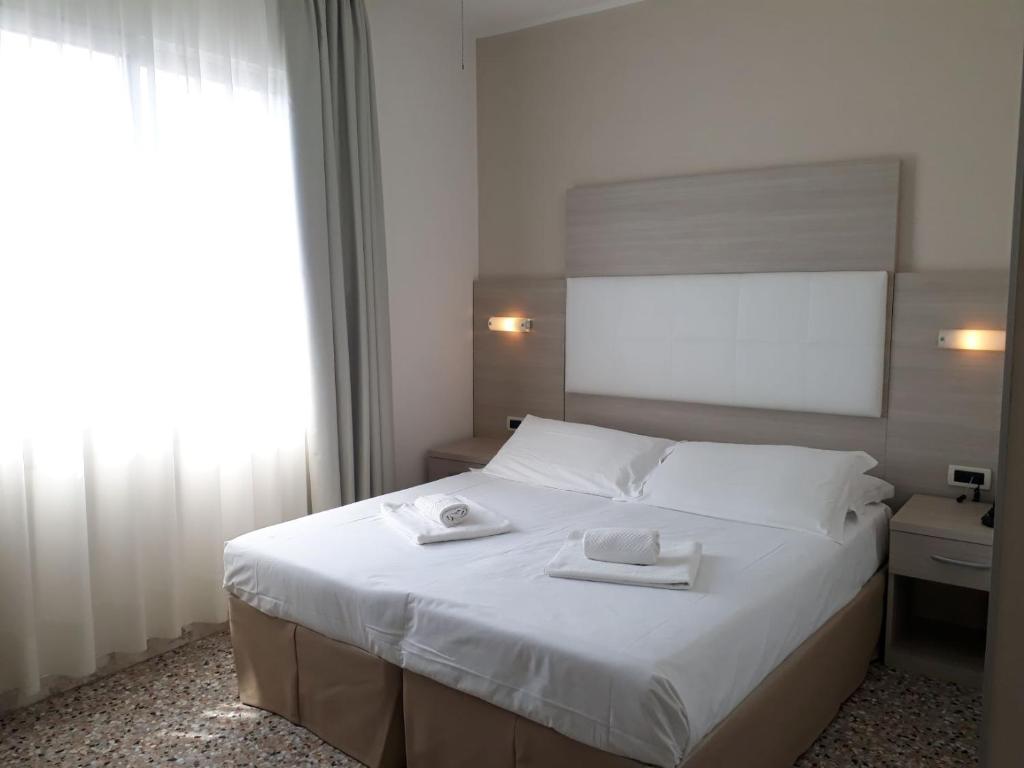 Postel nebo postele na pokoji v ubytování Hotel Atenea Golden Star