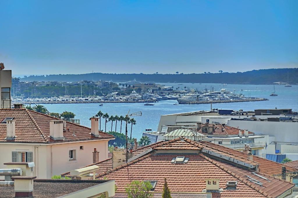- une vue sur une ville avec des maisons et un port dans l'établissement IMMOGROOM - Terrace - Bright - Heart of Cannes - Parking, à Cannes