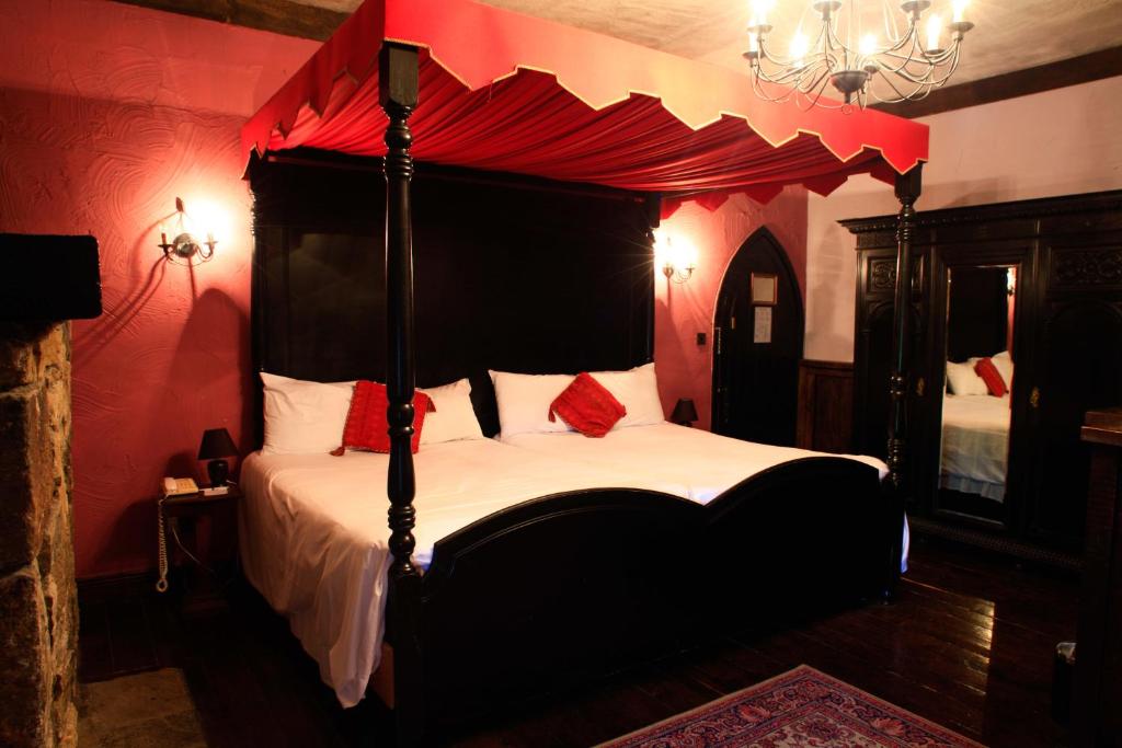 Postel nebo postele na pokoji v ubytování Kinnitty Castle Hotel