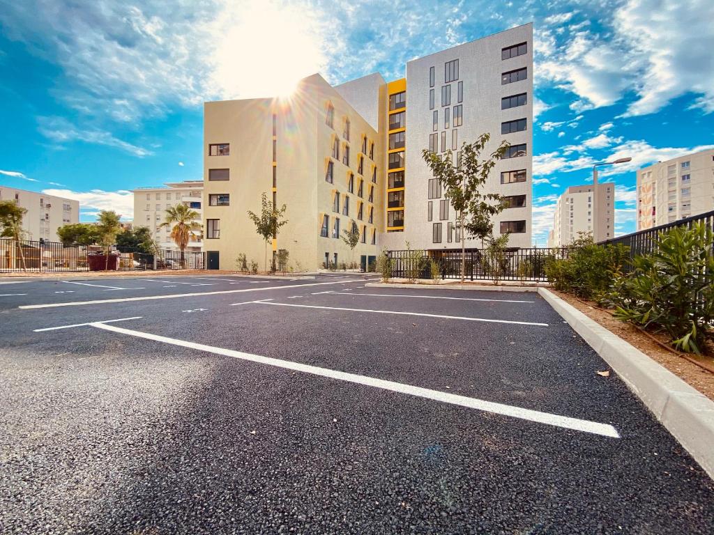 un parking vide devant un bâtiment dans l'établissement PARME ETAPE, à Nice