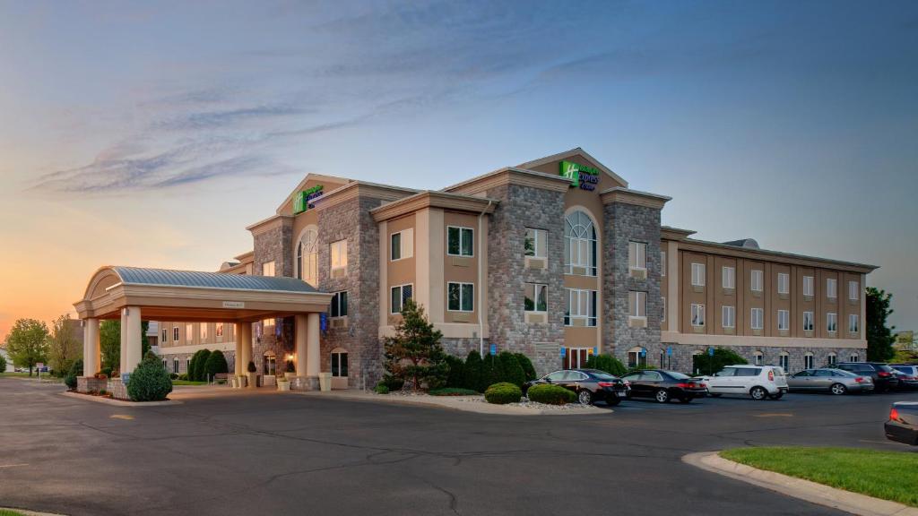 uma prestação de um hotel com estacionamento em Holiday Inn Express Hotel & Suites Saginaw, an IHG Hotel em Saginaw