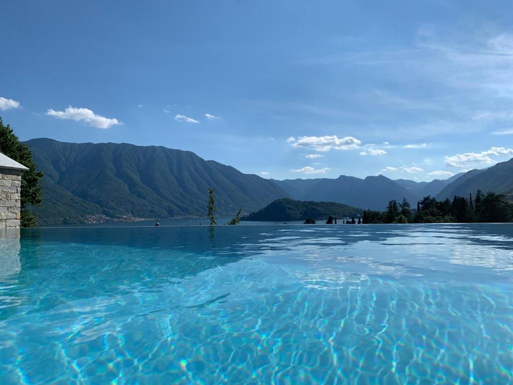 ein großer Wasserkörper mit Bergen im Hintergrund in der Unterkunft La Filanda di Viano in Villa in Tremezzo