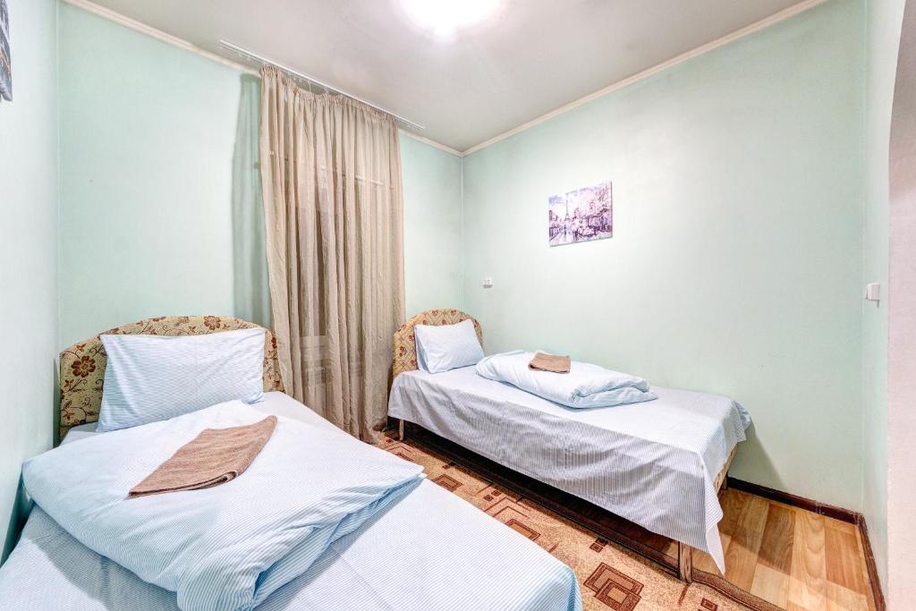 Hotel Zvezda tesisinde bir odada yatak veya yataklar