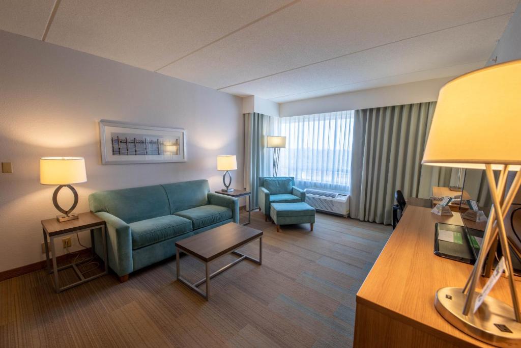 Holiday Inn Manahawkin/Long Beach Island, an IHG Hotel - One Bedroom King Suite With Sofa Bed - Non-Smoking