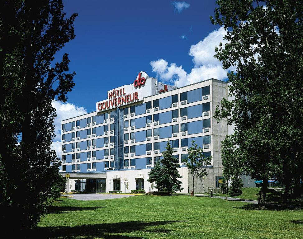 a hotel building with a sign on top of it at Hôtels Gouverneur Montréal - Île Charron in Longueuil