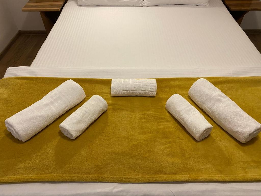 Postel nebo postele na pokoji v ubytování Hanul Ursilor