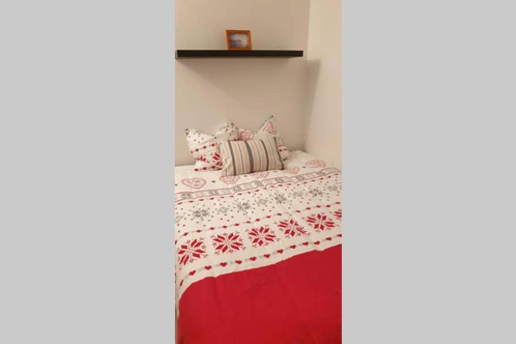 - une chambre avec un lit doté d'une couette rouge et blanche dans l'établissement Appartement - Cosy T1 bis, proche de Paris, à Villeneuve-la-Garenne