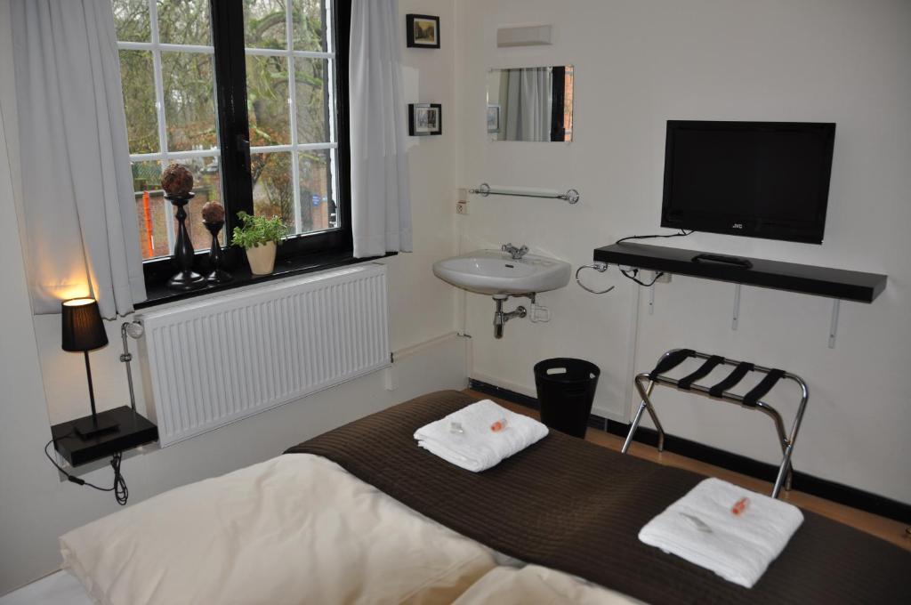 
Comfort Single Room with Shared Bathroom
