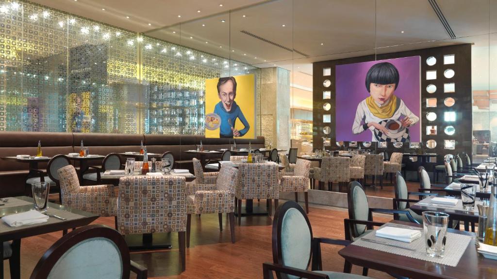 Restaurace v ubytování InterContinental Shanghai Expo by IHG - Huangpu Riverview, 3KM to the Bund & Lujiazui, Near 2 Major Exhibition Centers, Onsite Currency Exchange