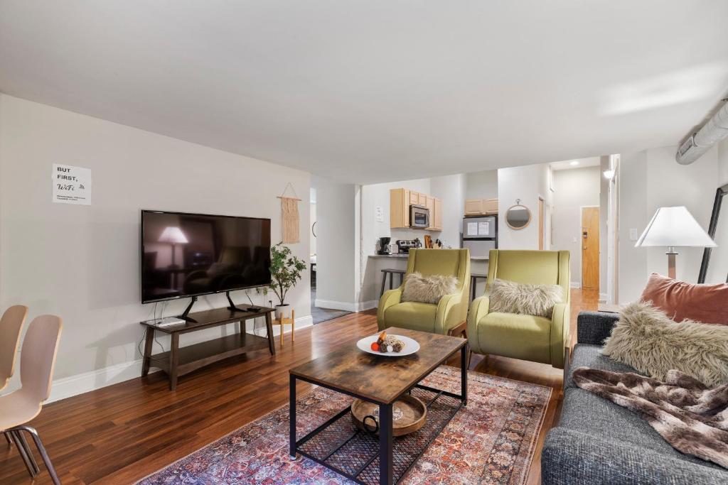 Sleeps 6! 2 Bedrm, Gym, Close to Major Attractions - Two-Bedroom Apartment