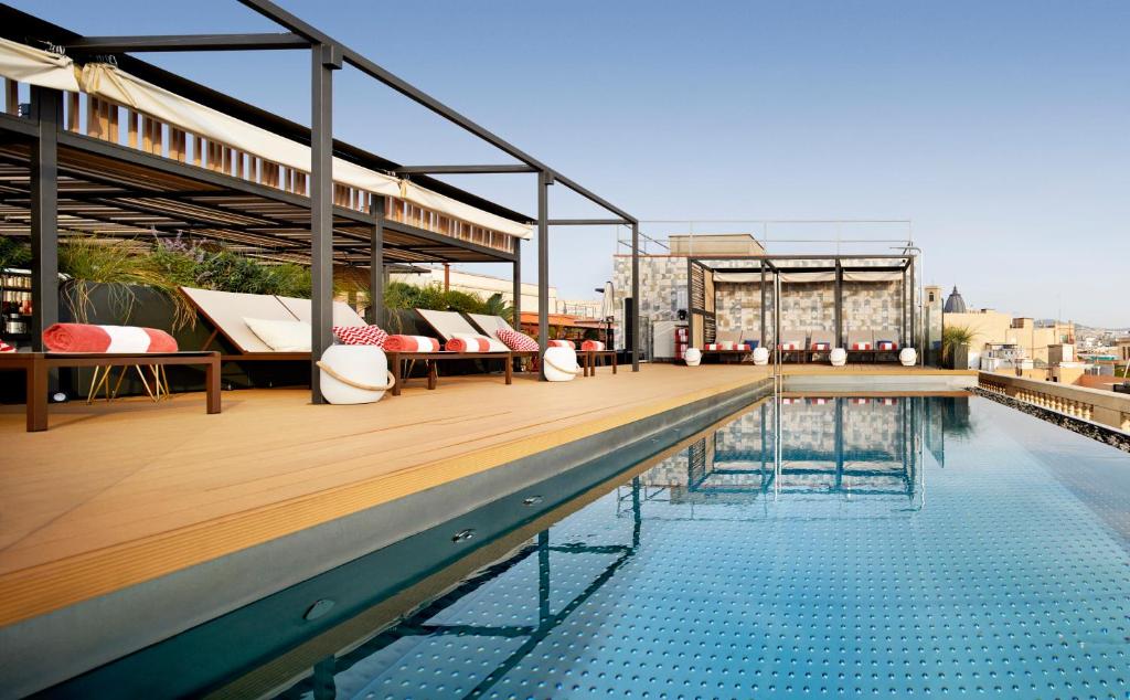 einen Pool auf einem Gebäude in der Unterkunft Kimpton Vividora Hotel, an IHG Hotel in Barcelona