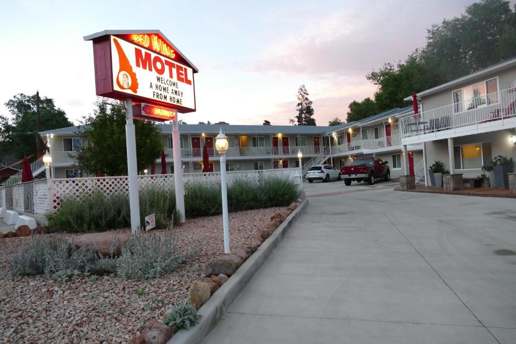 ein Motelschild vor einem Motel in der Unterkunft Red Wing Motel in Manitou Springs