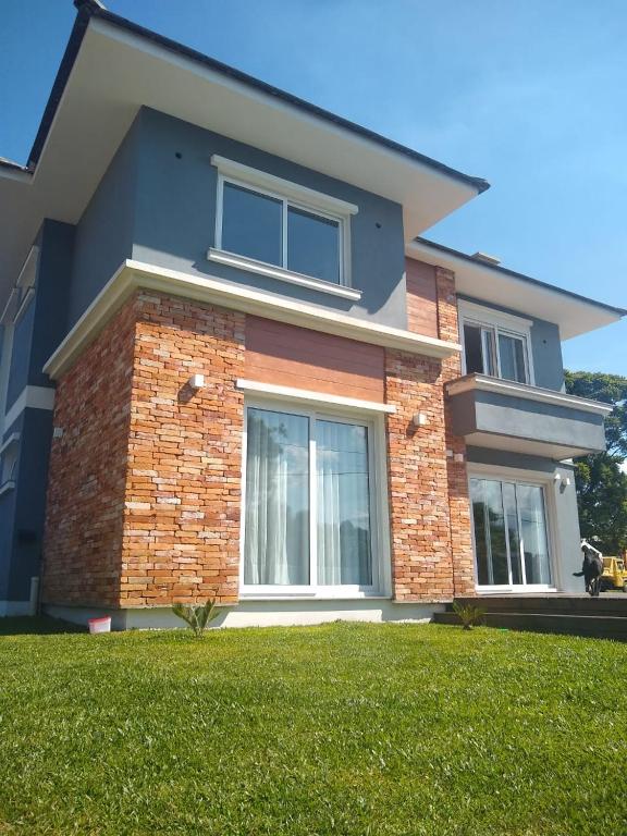 CASA AMPLA EM CONDOMINIO  CASA AMPLA EM CONDOMINIO