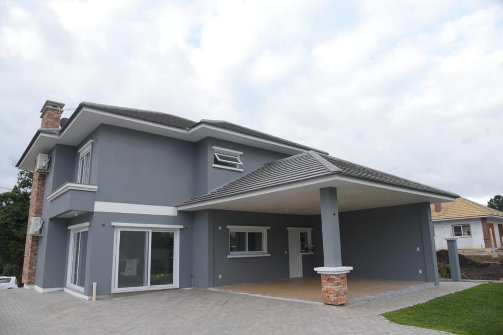 CASA AMPLA EM CONDOMINIO  CASA AMPLA EM CONDOMINIO