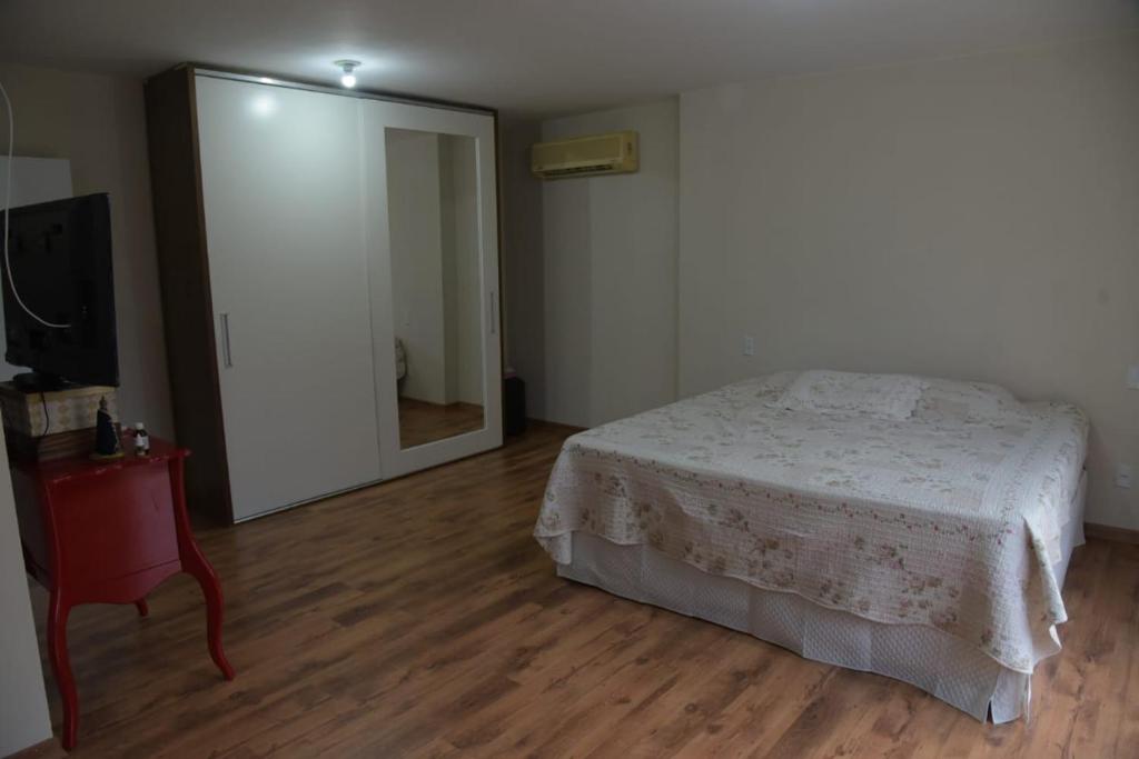 CASA AMPLA EM CONDOMINIO  CASA AMPLA EM CONDOMINIO