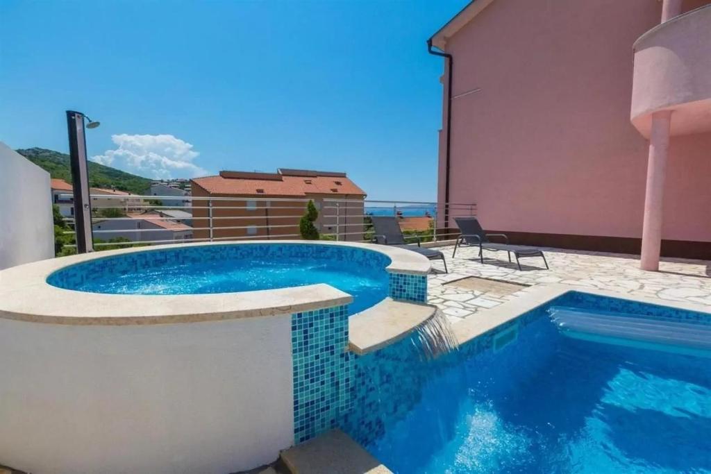 Bazén v ubytování Apartment Dragica - modern & close to the sea nebo v jeho okolí
