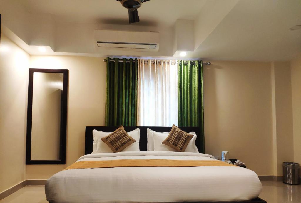 מיטה או מיטות בחדר ב-Aura Residency
