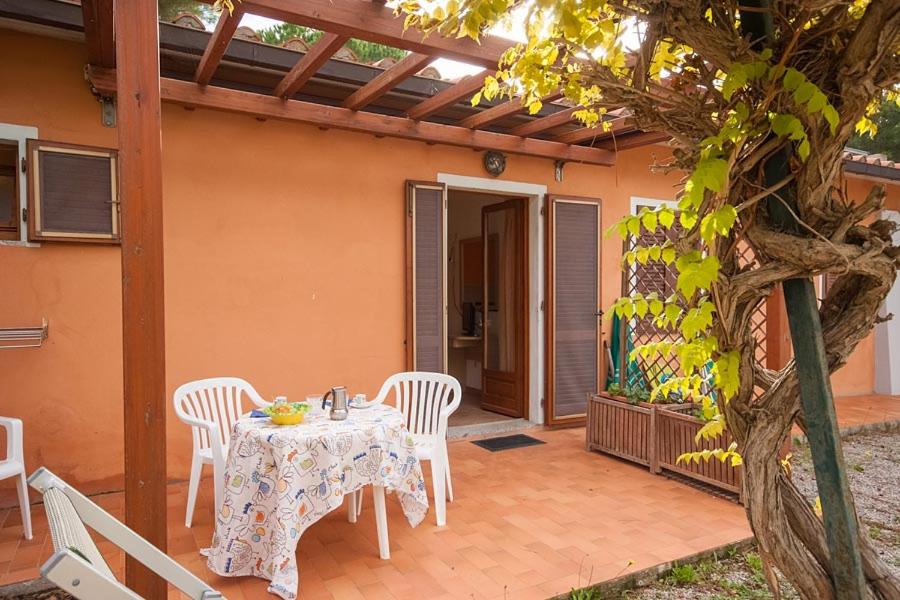 Patio lub wspólna przestrzeń na świeżym powietrzu w obiekcie Residence Le Grazie Est