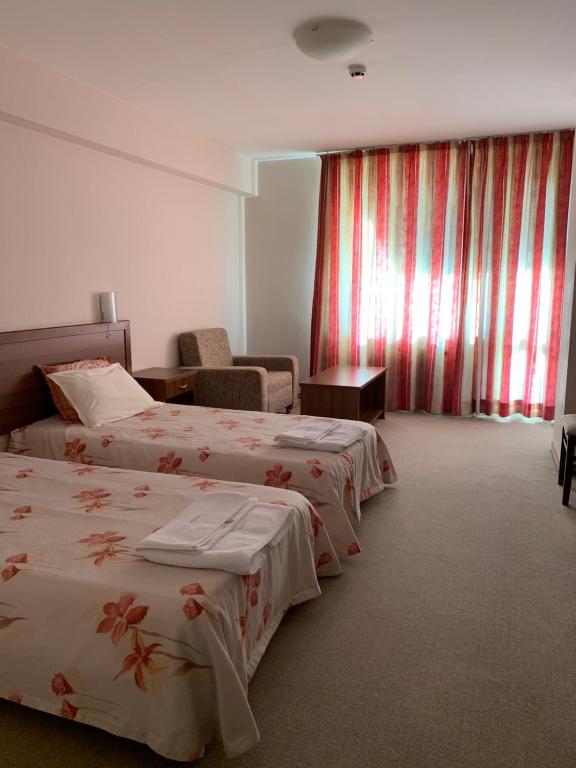 Postel nebo postele na pokoji v ubytování Kralev Dvor Hotel