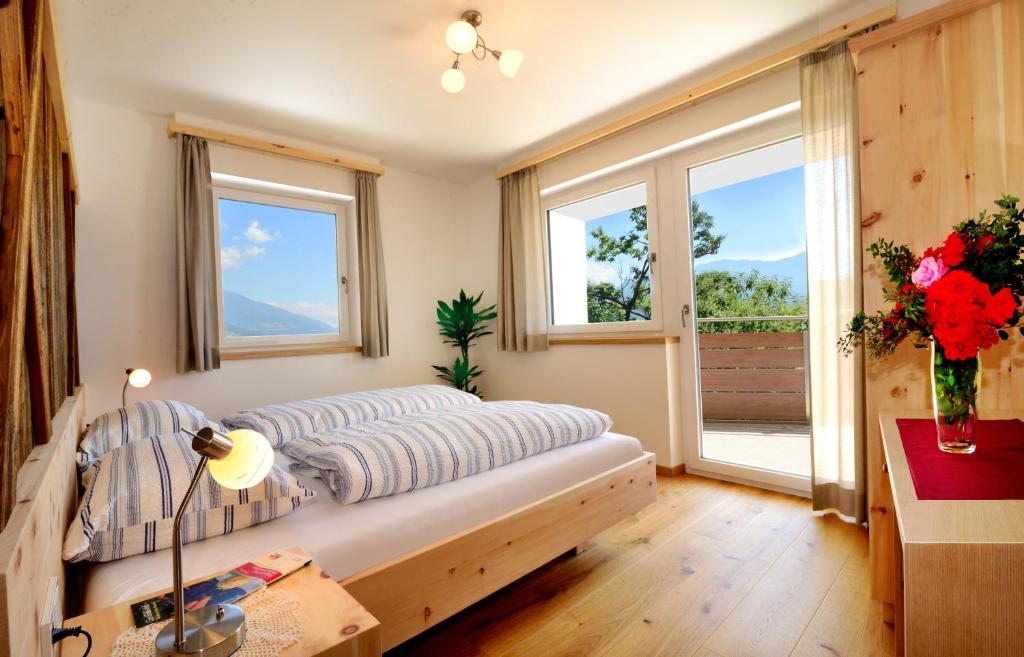 1 dormitorio con cama y ventana en Haus Pferscher, en Barbiano