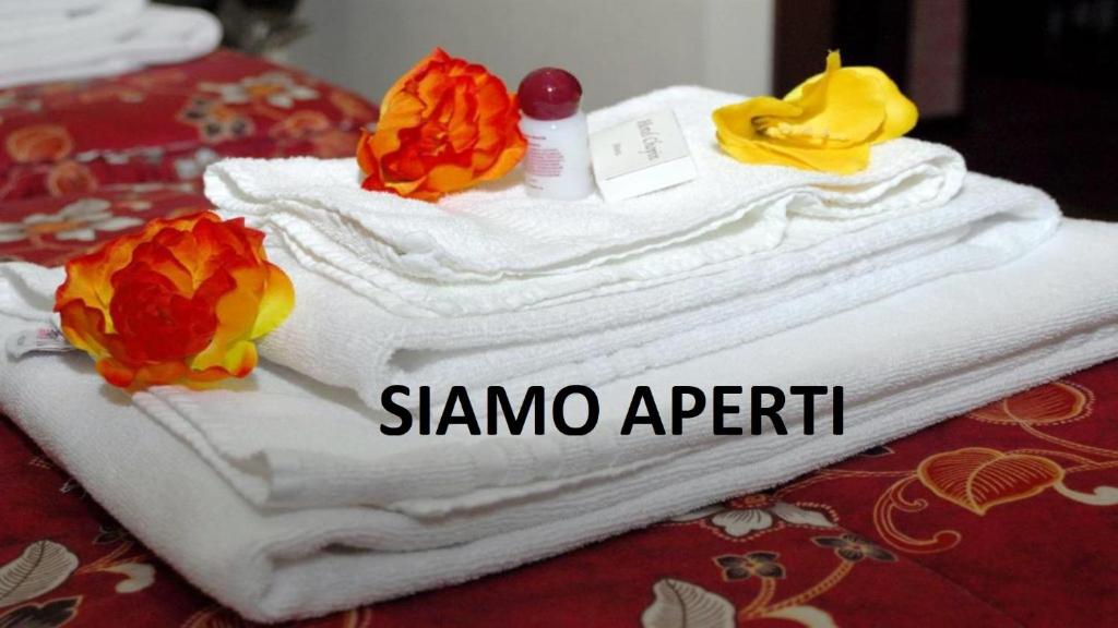 un grupo de toallas sentadas sobre una mesa en Hotel Chopin, en Milán