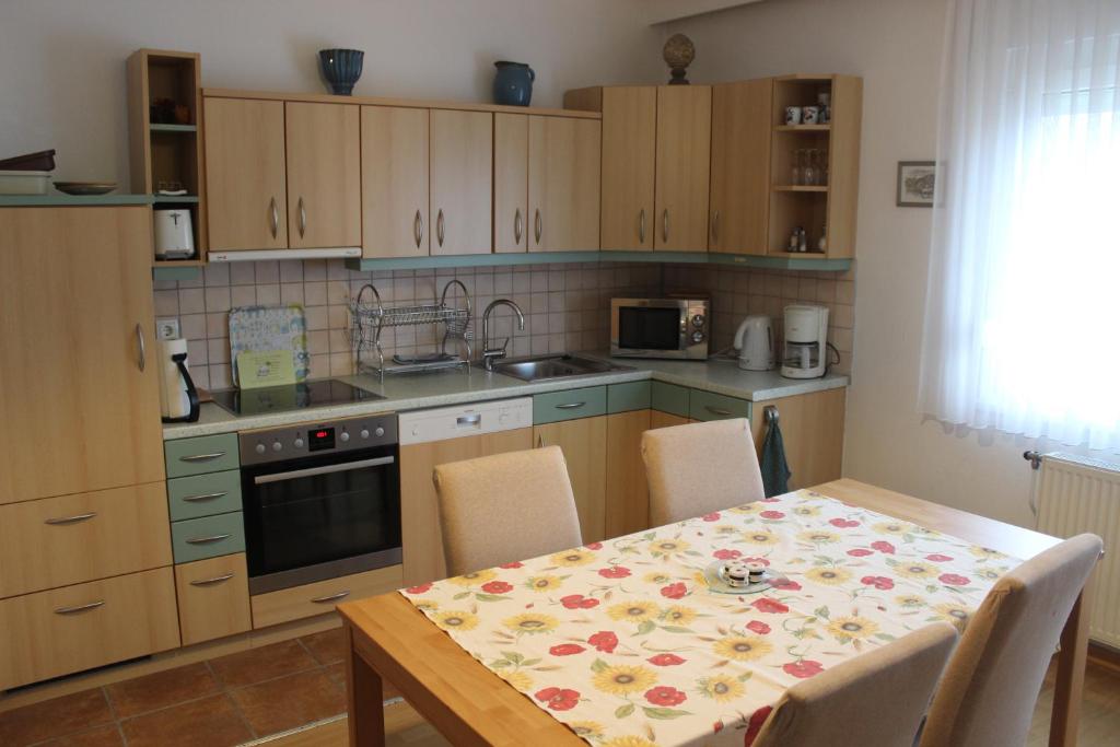 A kitchen or kitchenette at Appartements-Ella