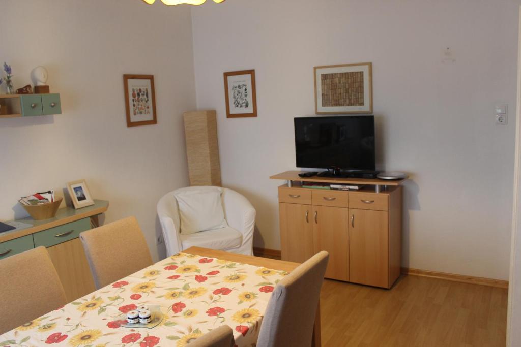A television and/or entertainment centre at Appartements-Ella