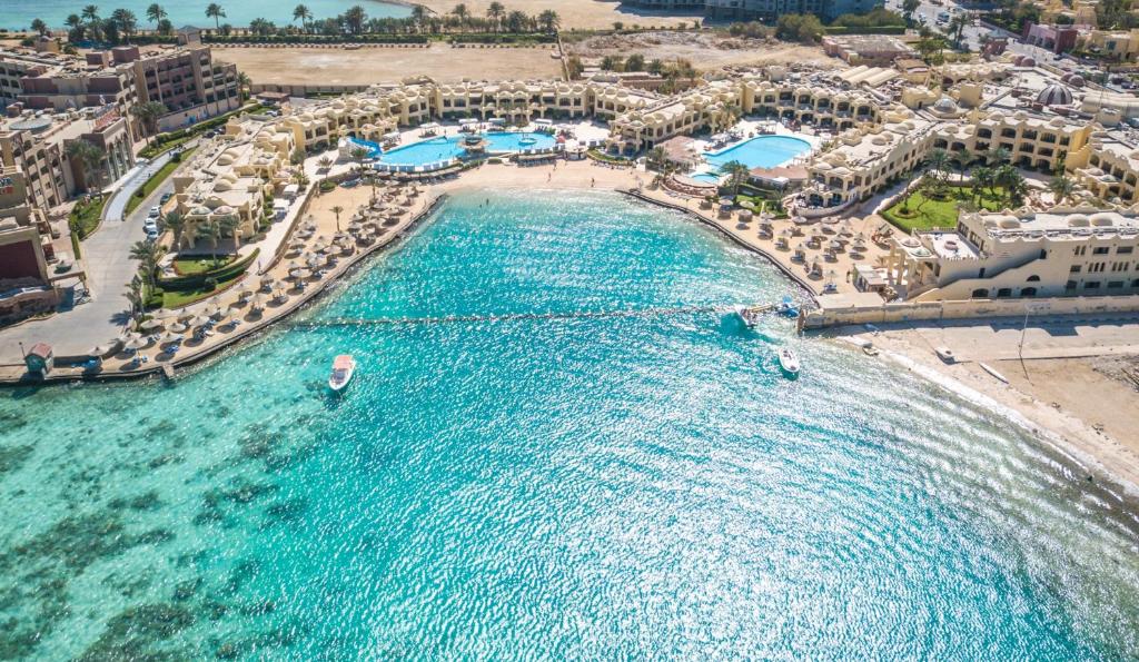 Sunny Days Palma De Mirette Resort & Spa في الغردقة: اطلالة جوية على شاطئ مع منتجع