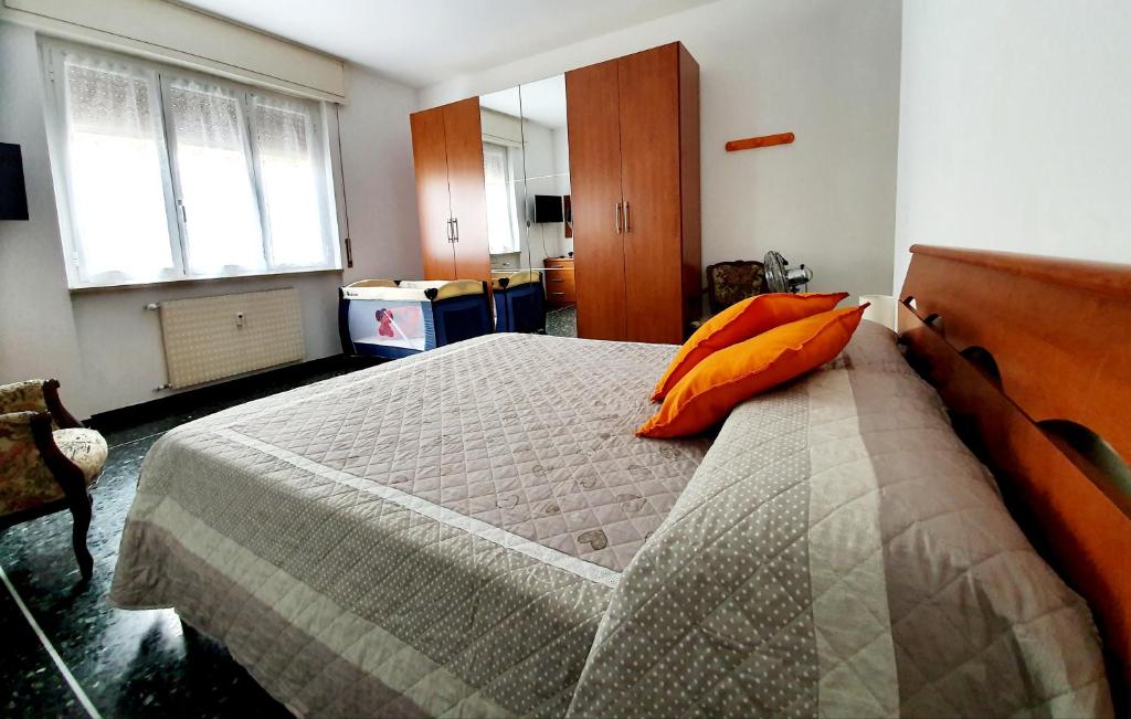 um quarto com uma cama com almofadas laranja em casa maya em Recco