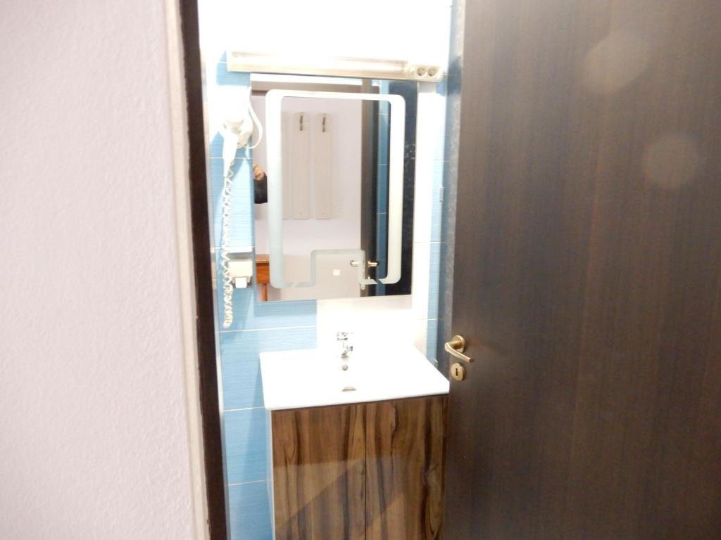 y baño con lavabo y espejo. en RHC Royal Hotel, en Oradea