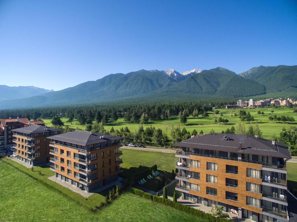 バンスコにあるCornelia Deluxe Residenceの山を背景にした建物の航空写真