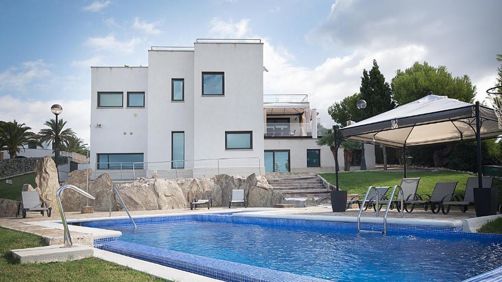 Kolam renang di atau dekat dengan TarracoHomes, TH52 Villa Lighthouse con Piscina Privada, Terraza, y Vistas al Mar