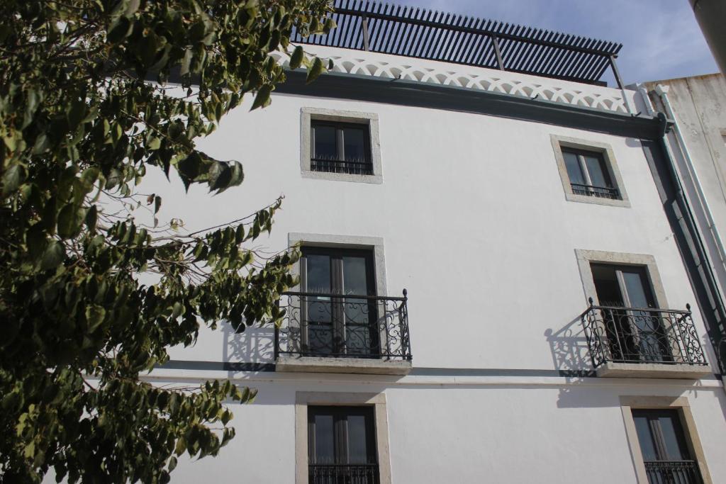 un edificio blanco con 2 balcones en Hotel Ordem De Santiago, en Alcácer do Sal
