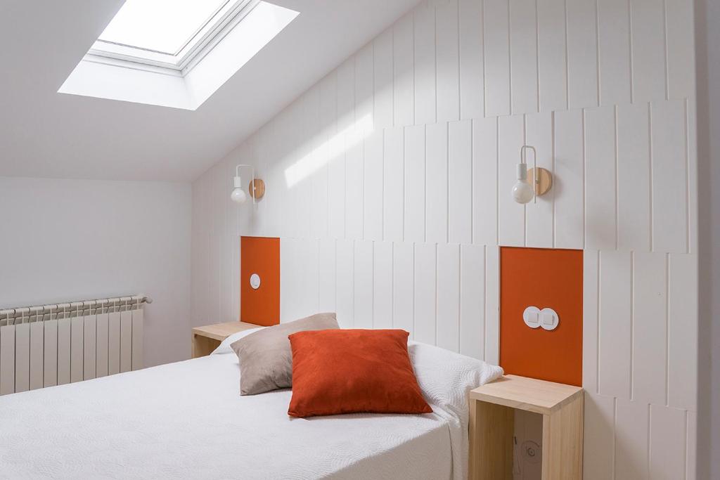 a bedroom with a bed and a skylight at Apartamento La Olmeda en ElMolinoDeLaSal de Sigüenza in Sigüenza