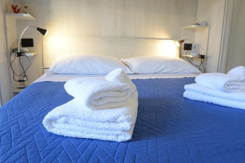 Łóżko lub łóżka w pokoju w obiekcie B&B LaMarina