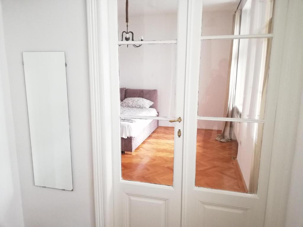 Una puerta que conduce a un dormitorio con cama en Vienna Living Apartments - Rustengasse, en Viena