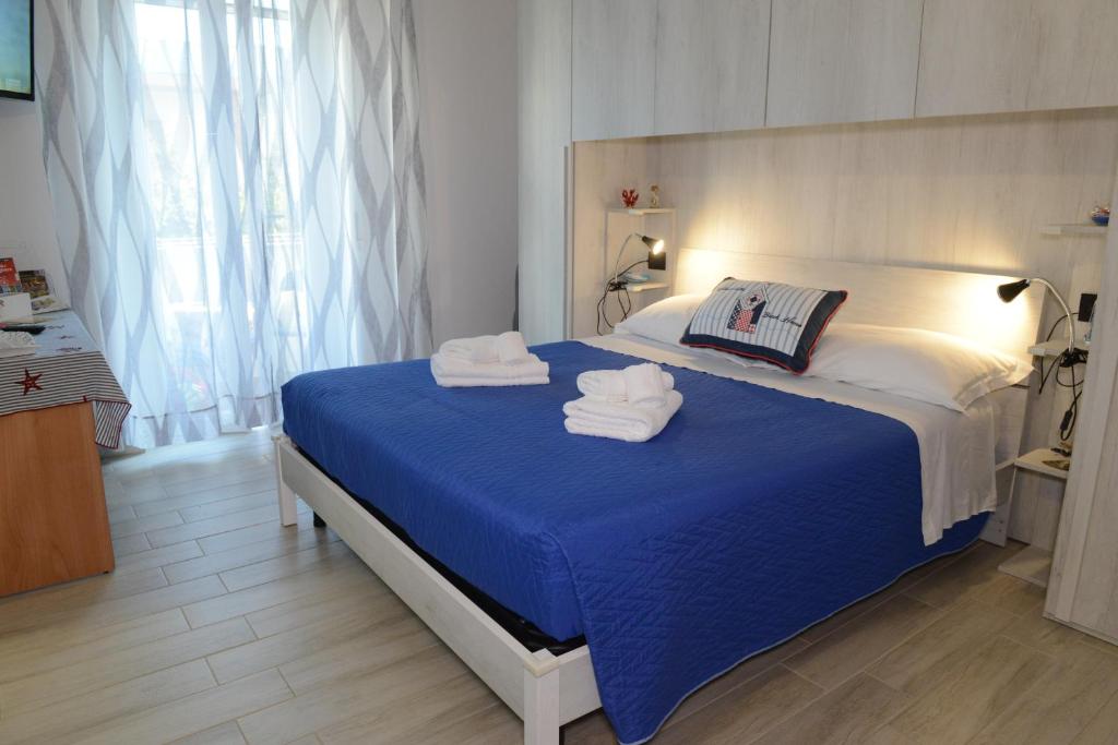 Łóżko lub łóżka w pokoju w obiekcie B&B LaMarina
