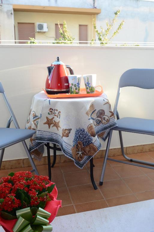 stół z czajnikiem i kubkami w obiekcie B&B LaMarina w mieście Alghero