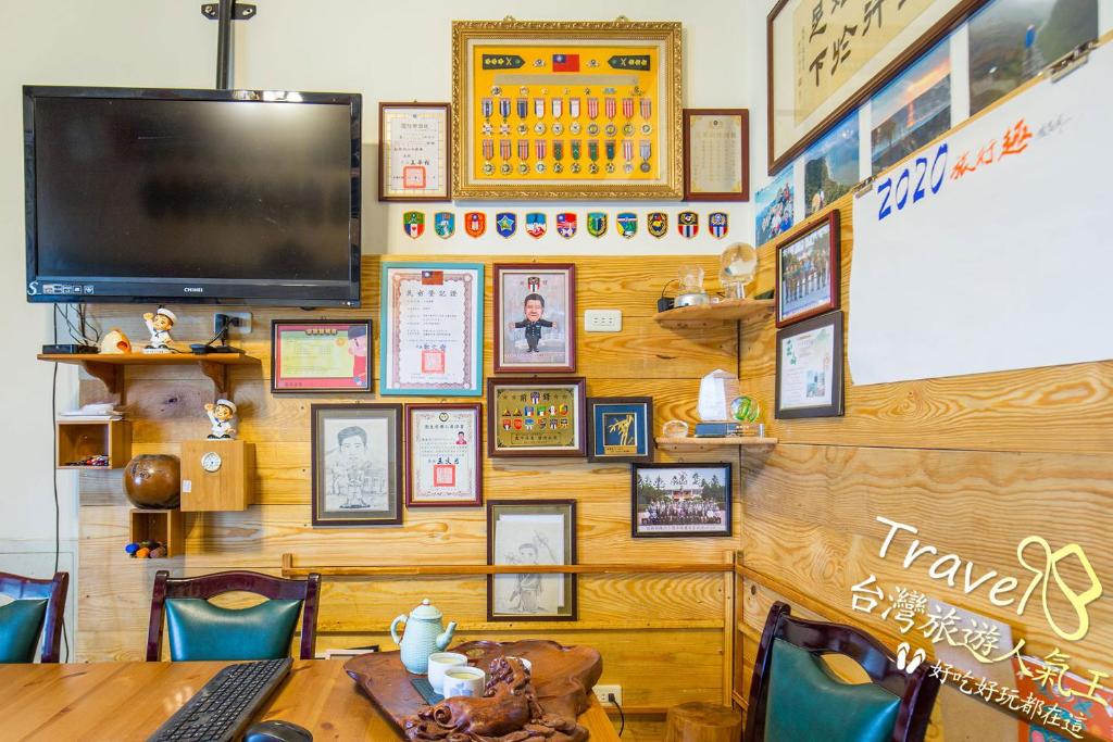 龍潭區的住宿－Sān kēng lǎo diē 桃園市民宿065號，一间设有桌子的用餐室和墙上的电视
