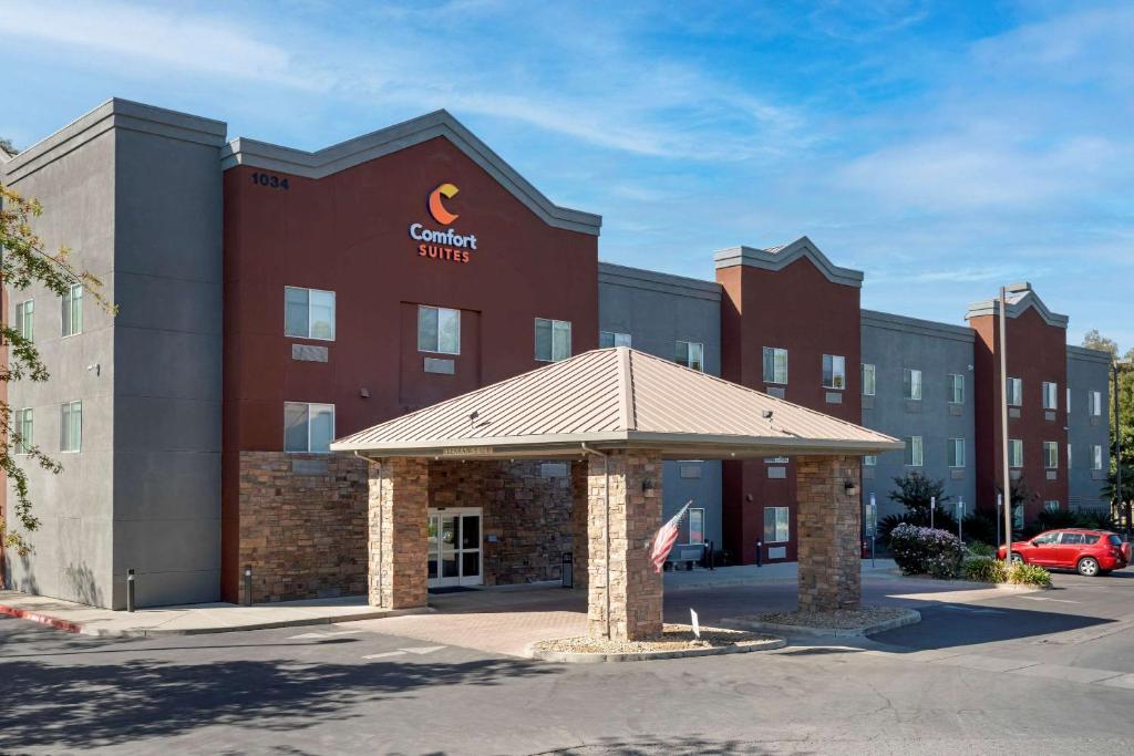 a hotel with a gazebo in front of a building at Comfort Suites Marysville-Yuba City in Marysville