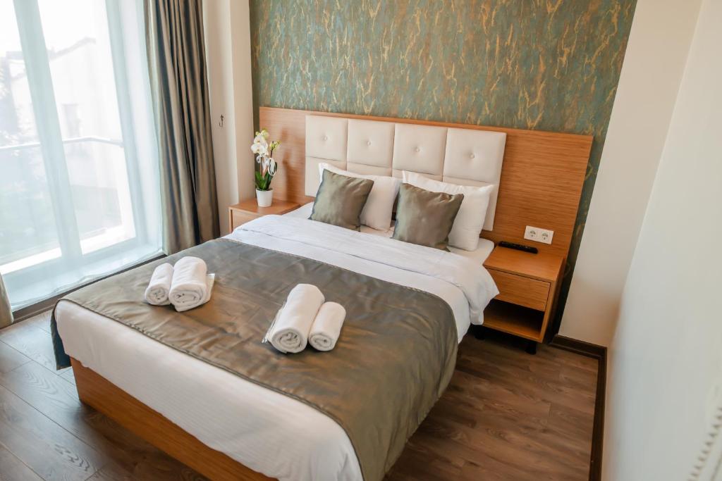 Postel nebo postele na pokoji v ubytování The Camelot Hotel