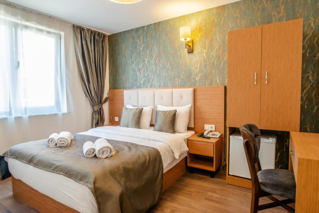 Postel nebo postele na pokoji v ubytování The Camelot Hotel