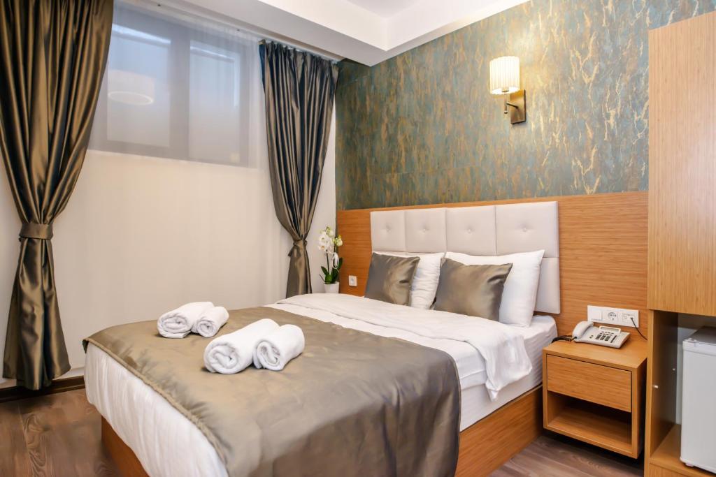 Postel nebo postele na pokoji v ubytování The Camelot Hotel